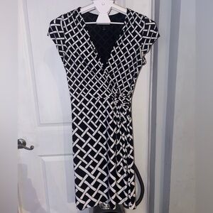 White House Black Market Black and White Geometric Midi Dress - sz2 (P25)